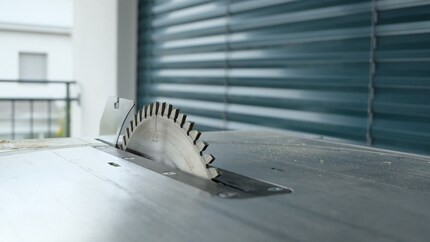 The table saw is ready on the balcony.