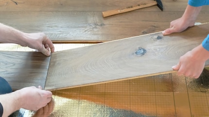 Insert the two planks into each other with a perfect fit.