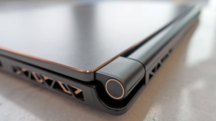 Le design du notebook gamer est sobre et élégant.