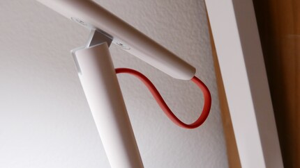 Das rote Kabel ist die einzige optische Auffälligkeit.