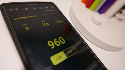 Unter der Lampe messe ich mit der App Lux Light Meter im Durchschnitt 766 Lux.