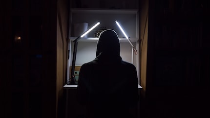 The dark knight rises: Meine sechs Jahre alte Lampe (links) kann in Sachen Lichtausbeute noch mithalten, doch das schwarze Plastikteil sieht neben der Xiaomi schaurig aus.