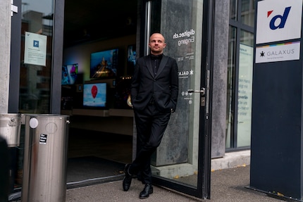 Adrian Meier de la succursale de Zurich attend les clients qui viendront chercher leurs achats.