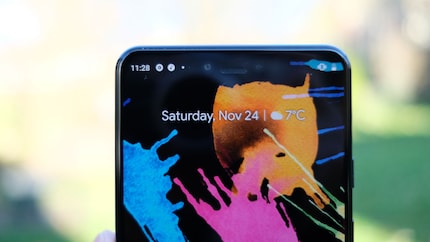 The notch only leaves room for a maximum of three notifications. If you have more, only two are displayed, accompanied by a small dot.