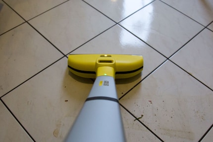 Keine Überschwemmung: Der Kärcher hinterlässt nur wenig Wasser.