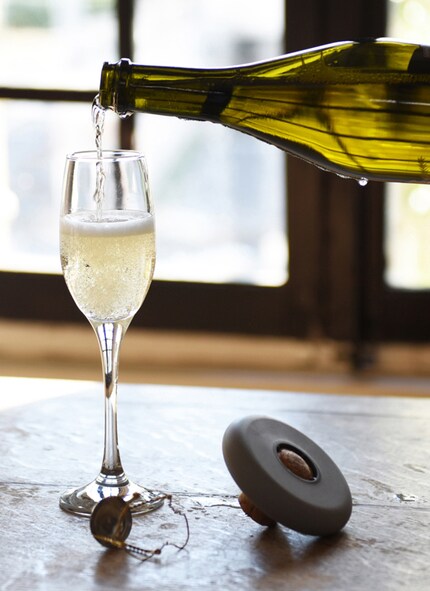 The opener «Hoopla» slows the cork down and makes sure it pops in the right direction. Image: Kiboni