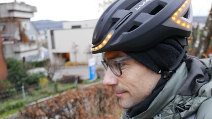 Quand le casque clignote, je ne peux pas m'empêcher de sourire. La lumière est également bien visible de jour.