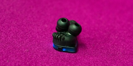 Thanks to five different sized silicone tips and two different sized wings, the earbuds fit in every ear.
