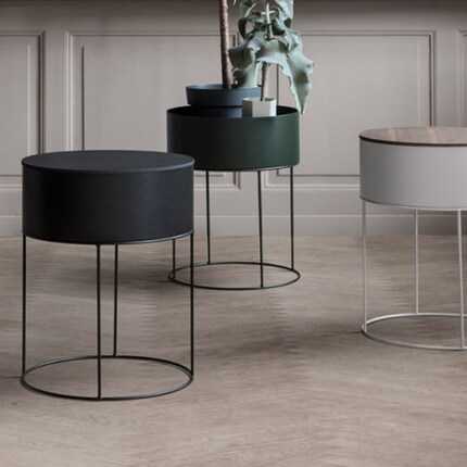 With the lid back on, the «Plant Box» transforms into a side table. Photo: Ferm Living