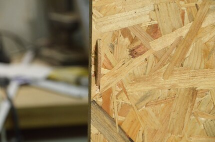 Der Flachdübel hält die Holzplatten zusammen.