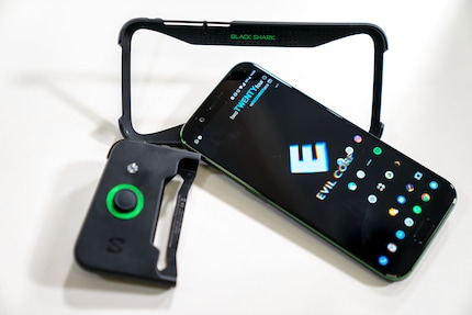 Per attaccare il gamepad, devi prima attaccare la custodia fragile al telefono.attaccare la custodia al telefono