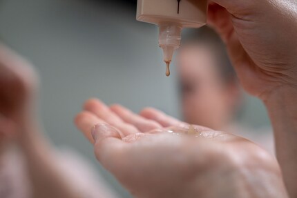 Un fondotinta leggero, poco coprente e a base d'acqua dovrebbe funzionare perfettamente.