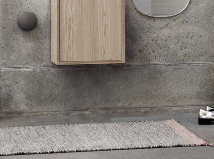 Su questo tappeto intessuto scandinavo i fili di lana si estendono alle estremità fino a creare delle frange. Immagine: Muuto