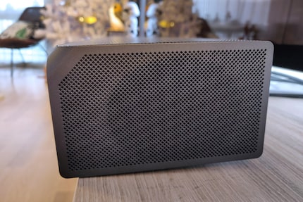 One loudspeaker on each side (side-firing)