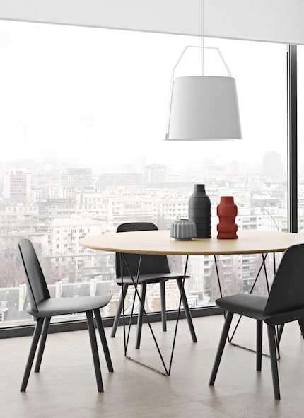 Dining at a round or oval table is especially pleasant, as there are no corners to get in anyone’s way. Image: Temhome