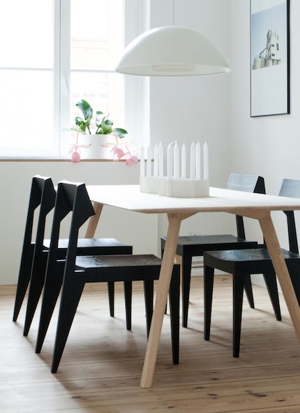 Light colours make large tables look smaller. Image: Objekte unserer Tage