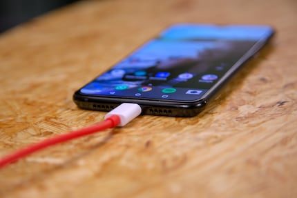 Dank Fast Charging kannst du das Smartphone in weniger als einer Stunde komplett aufladen