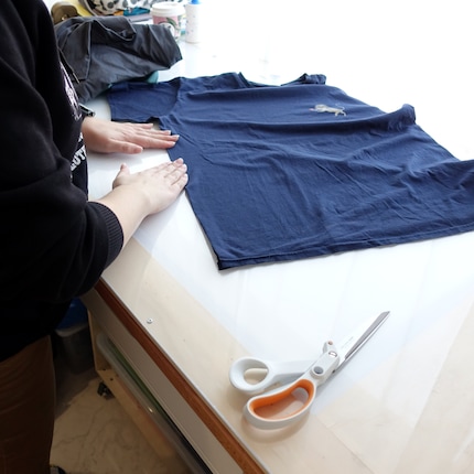 Si votre haut n'a pas de coutures latérales, vous devez faire comme si. Pour cela, pliez votre T-shirt en deux.