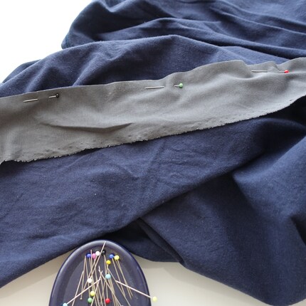 Les épingles tiennent le tout en place pendant la couture