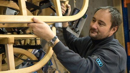 Erwin Dreier avec la luge de Davos originale.