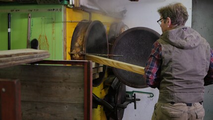 Le bois de frêne est assoupli à l’atelier de pliage sous l’action de la vapeur ...