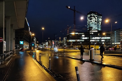 Die Pfingstweidstrasse in Zürich, abgelichtet im Automatik-Modus