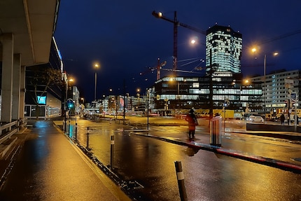 Die Pfingstweidstrasse in Zürich, abgelichtet im Nacht-Modus