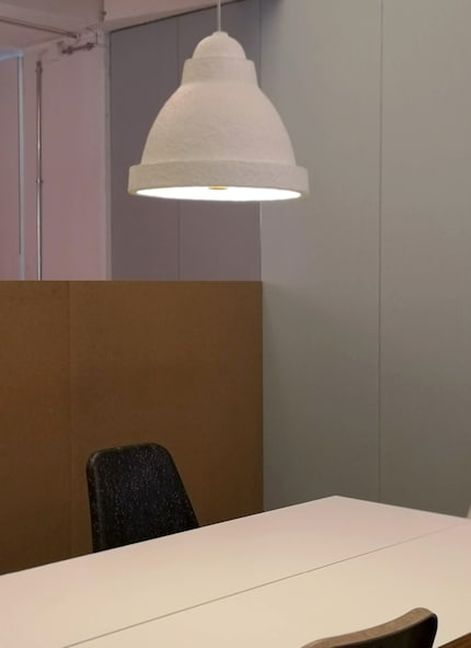 Espace repas commun au milieu de tous les espaces de travail.