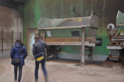 Ici, le terreau prêt à l'emploi est transporté vers la prochaine étape.