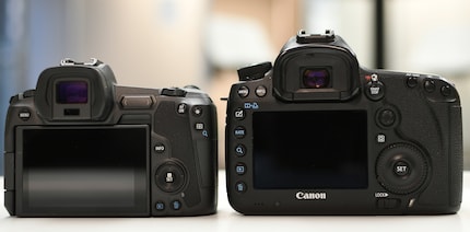 Due to the movable screen of the Canon EOS R (left), five buttons are missing compared to the SLR camera (right)