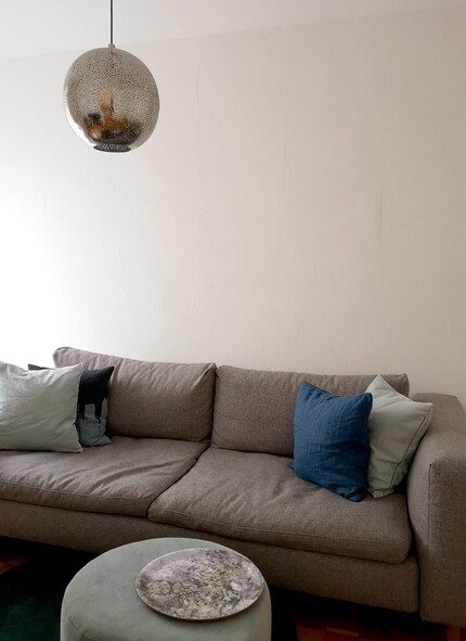 Vorher-Nachher: Zum Ausrichten eignet sich ein Möbel wie ein Sofa.