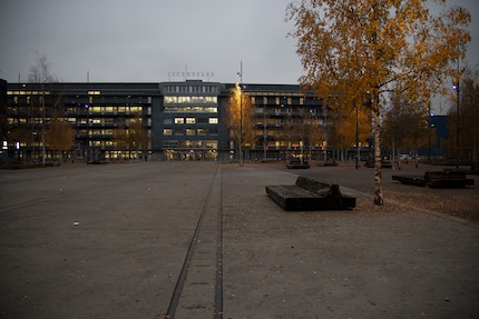 The RAW file shows vignetting at wide angle.