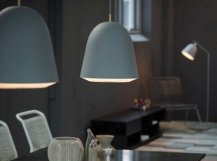 Der Abstand zwischen Tisch und Leuchte lässt sich am besten durch Probesitzen ermitteln. Bild: Le Klint, Pendelleuchte «Caché»