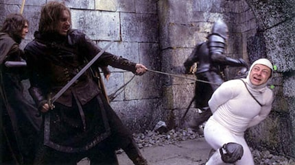 Andy Serkis joue Gollum sur le plateau de la ville d'Osgiliath.