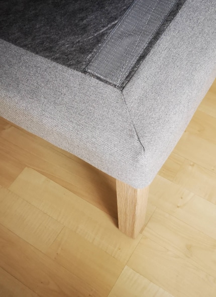 The mattress and cushion cover can be removed using a zip system.