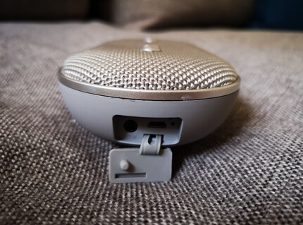 La porta USB è nascosta nella parte inferiore dietro l'alloggiamento in silicone.