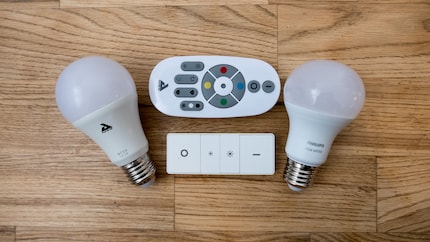 Match nul dans la conception des ampoules. Pour ce qui est des télécommandes, le Hue Dimmer Switch, aux lignes épurées, marque des points.