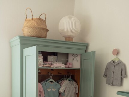 Eclairage indirect sur l'armoire.