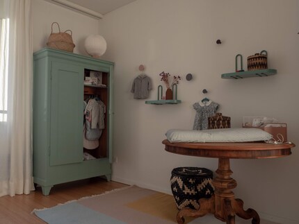 Une armoire de seconde main restaurée par vos soins.