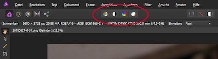 Die eingekreisten vier Buttons korrigieren automatisch Tonwert, Kontrast, Farbe und Weissabgleich