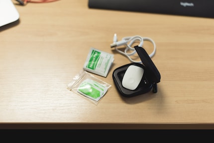 Les bandes adhésives, les tampons d'alcool et le Upright Go. Tout est prêt, il ne me reste qu'à le coller sur ma nuque.