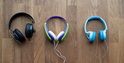 Comparaison de tailles de gauche à droite: Sennheiser Momentum 2, JVC HA-KD5, JBL Junior JR300, tous avec l’arceau rentré