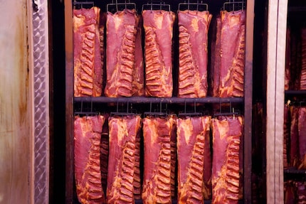Veredelung: Der Speck hängt in der Räucherkammer.