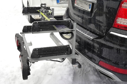 Die Skier sind unversehrt im Schnee angekommen.