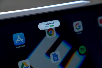 Der Pencil verbindet sich magnetisch mit dem iPad und lädt sich auch auf
