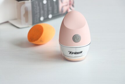 La forme m'est familière : La protégée de Trisa à côté de ma bonne vieille éponge à maquillage.