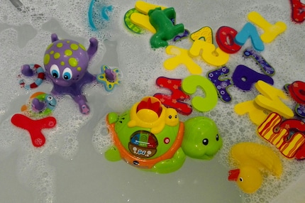 Grand plaisir d'apprentissage grâce aux différentes fonctions, formes et couleurs du jouet de bain.