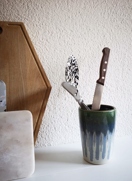 Guarda gli oggetti sotto una luce diversa e opta, per esempio, per un vaso di ceramica come alternativa ad un portautensili di plastica.