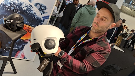 Prüfender Blick: Javier Bertani mit dem Soundshield.