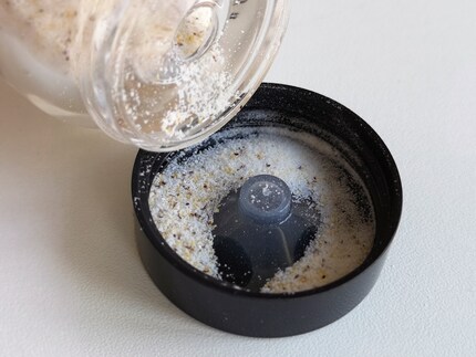 In diesem Peeling-Granulat von Bobbi Brown befindet sich Mikroplastik.